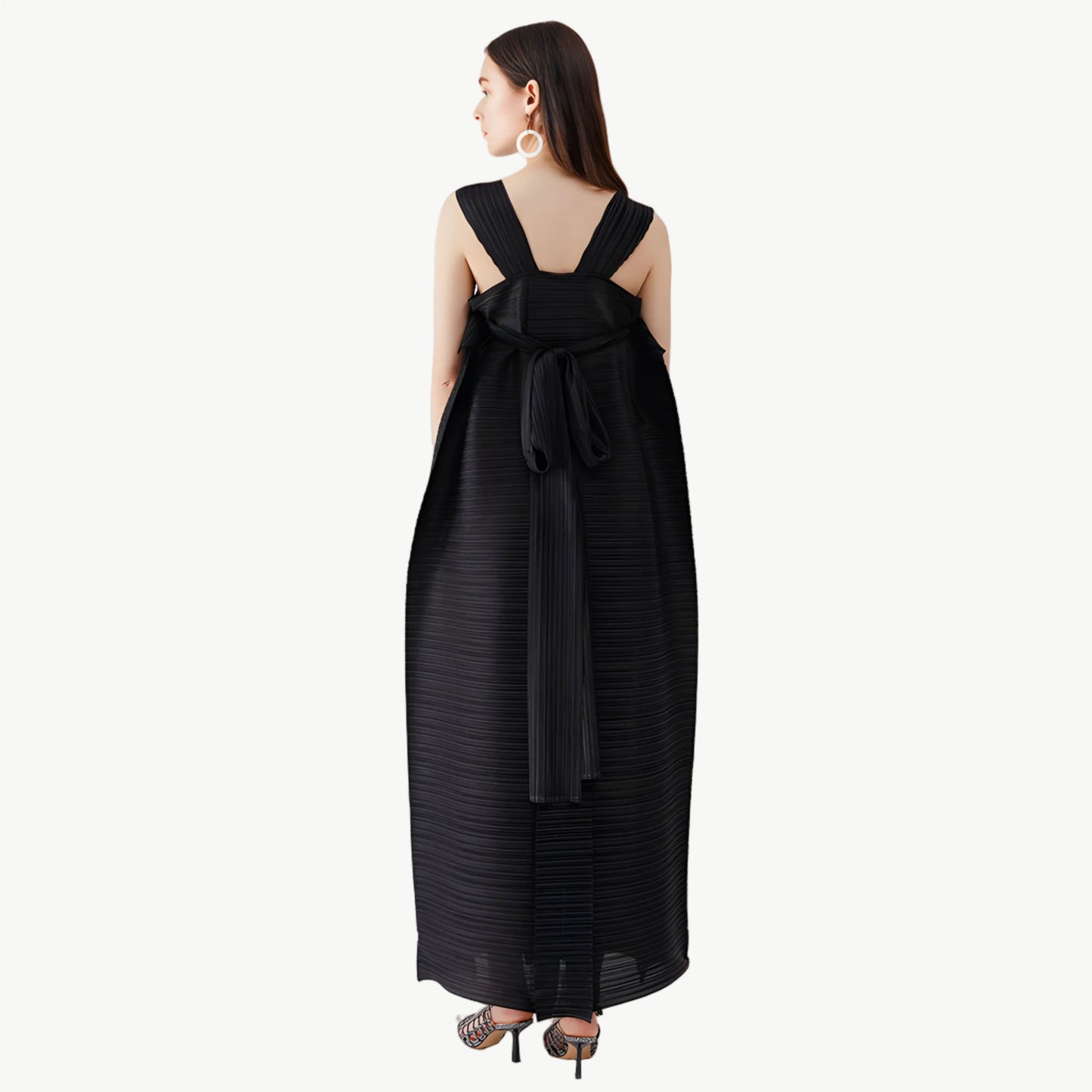 YUREINE Versa Pleated Black Maxi Dress
