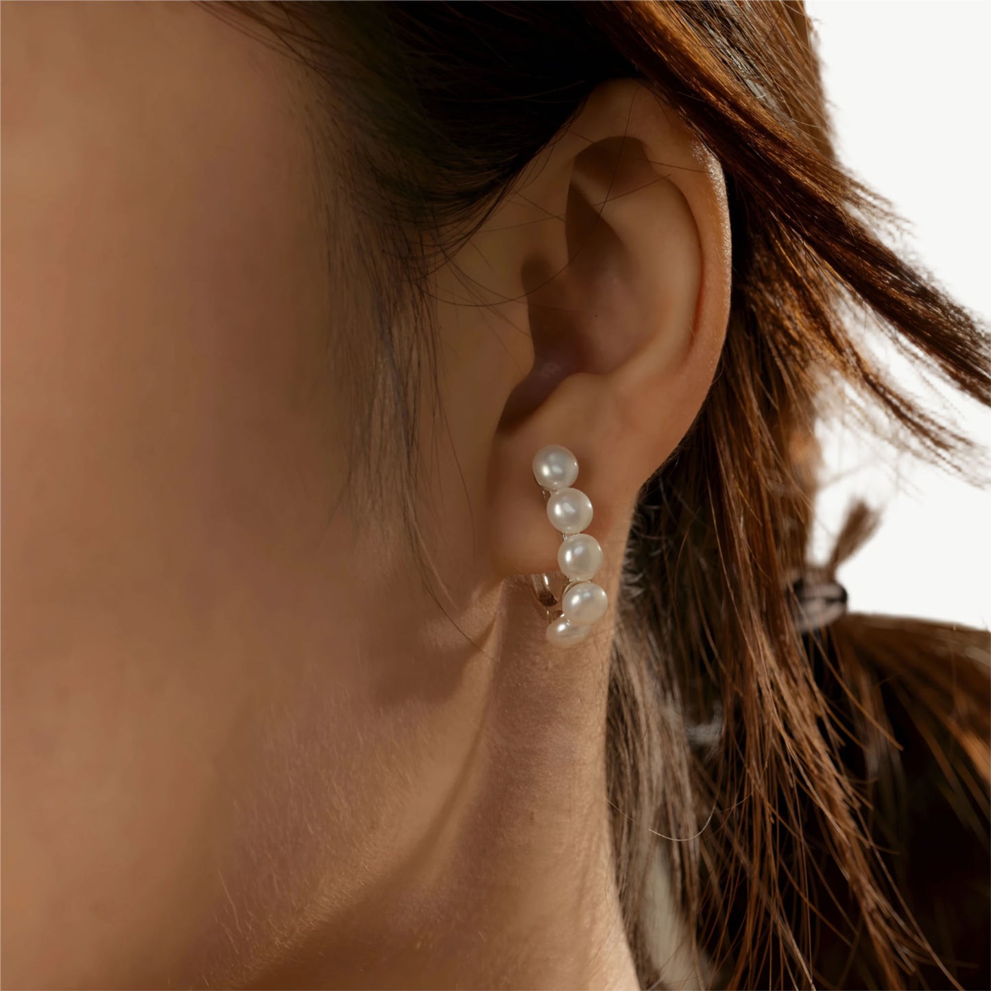 YUREINE Éclat Lustrous Freshwater Pearl Huggie Earrings