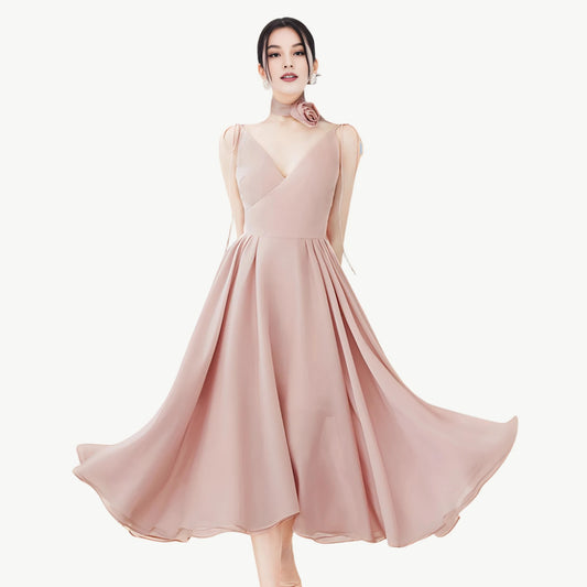 YUREINE Eleganz Blush Chiffon Midikleid mit Rosen-Choker
