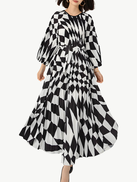 Versa Motion Maxi - Geometrisch plissiertes Statement-Kleid