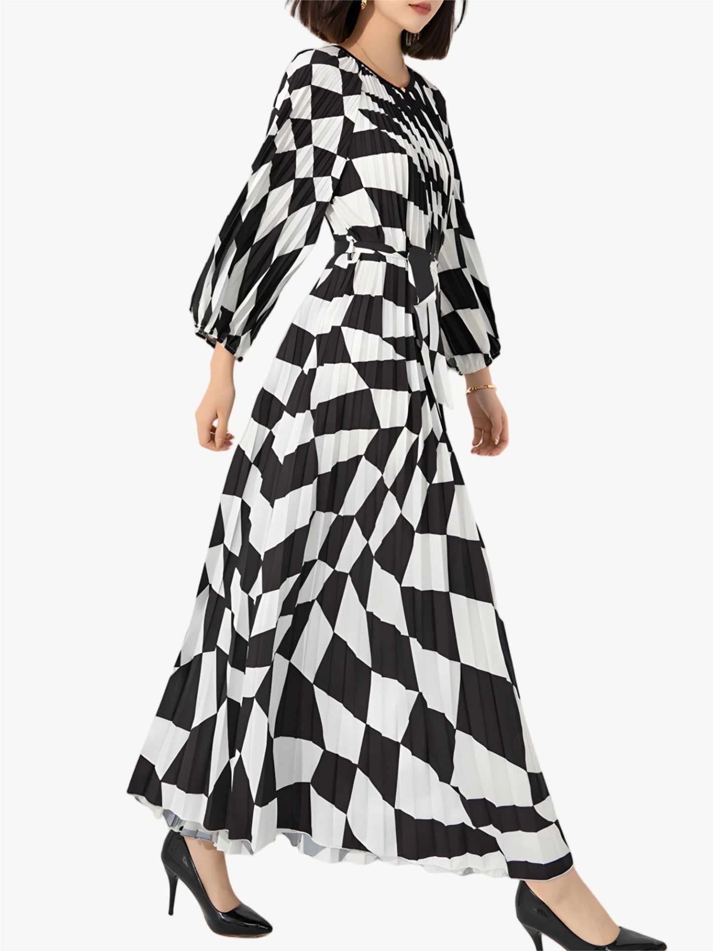 Versa Motion Maxi - Geometrisch plissiertes Statement-Kleid